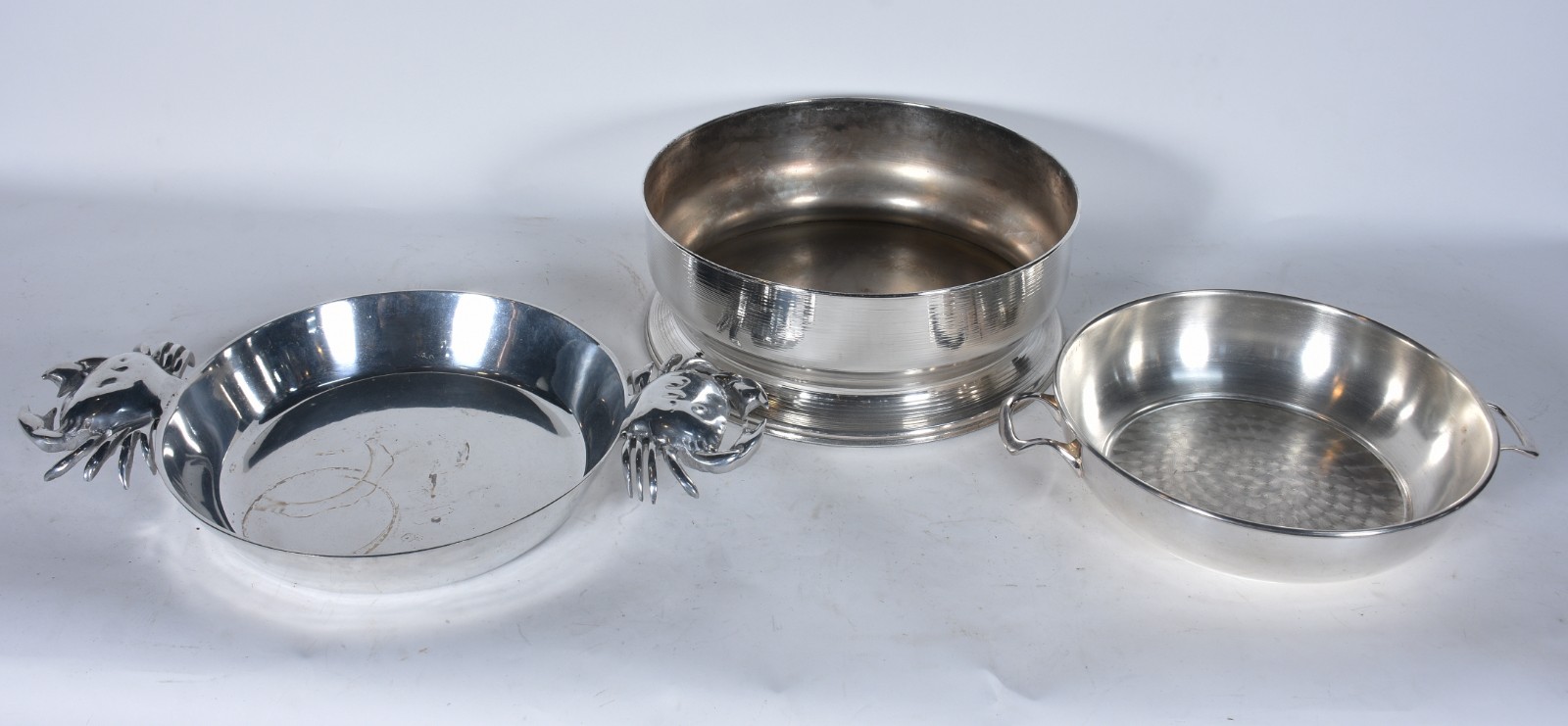 Três peças de metal, sendo grande bowl Saint James; saladeira com... - foto 1 de 6
