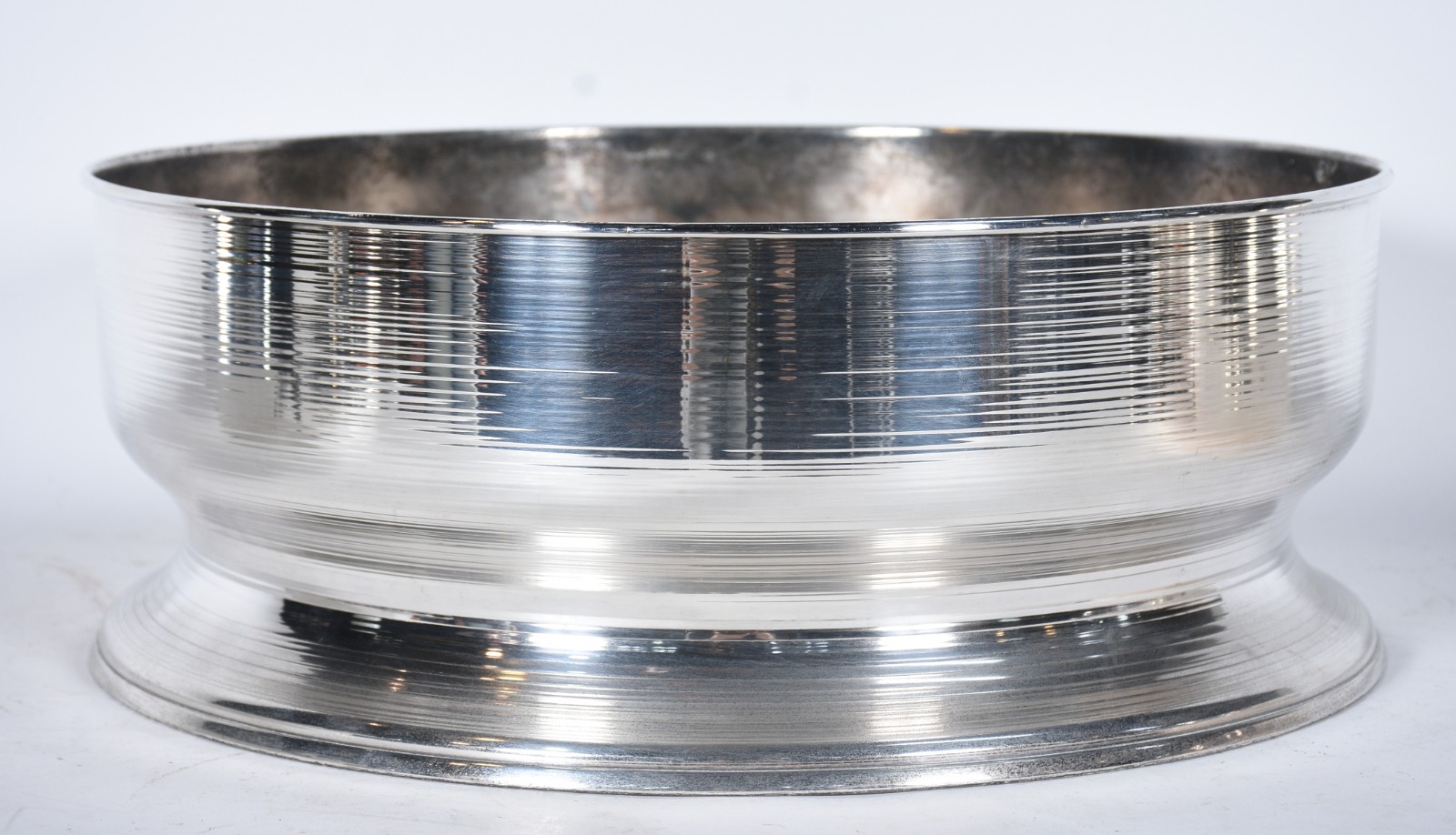 Três peças de metal, sendo grande bowl Saint James; saladeira com... - foto 3 de 6