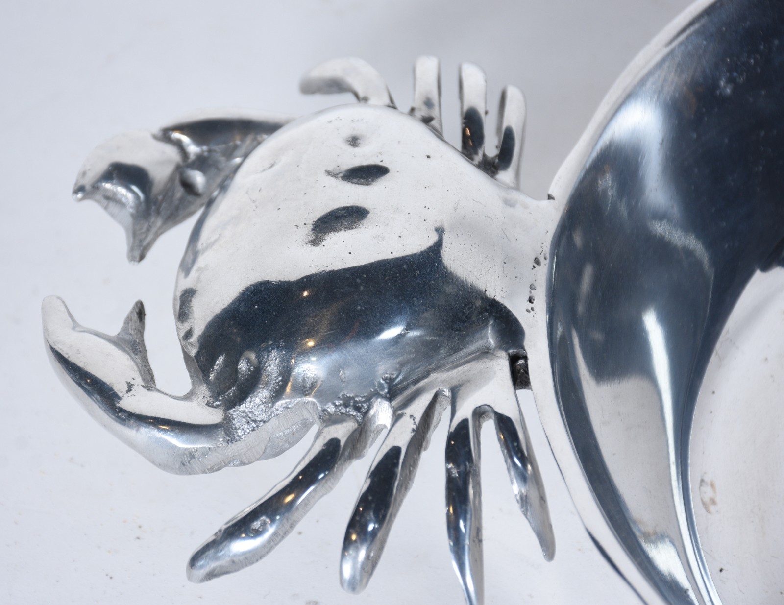 Três peças de metal, sendo grande bowl Saint James; saladeira com... - foto 4 de 6