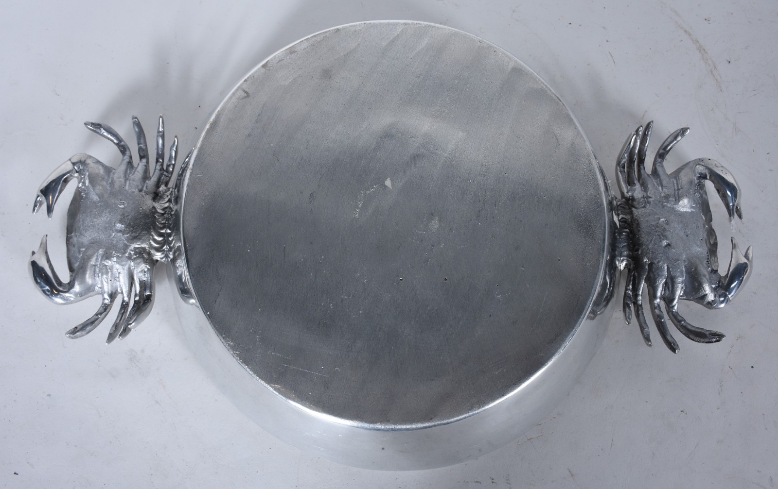 Três peças de metal, sendo grande bowl Saint James; saladeira com... - foto 5 de 6