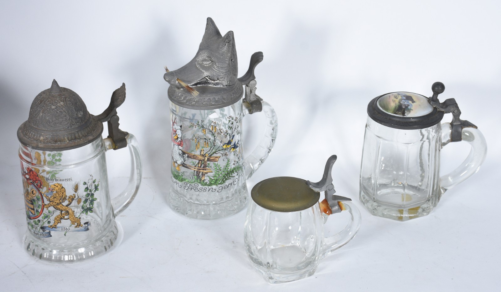 Quatro tankards diversos de cristal/vidro com tampas de metal... - foto 1 de 8
