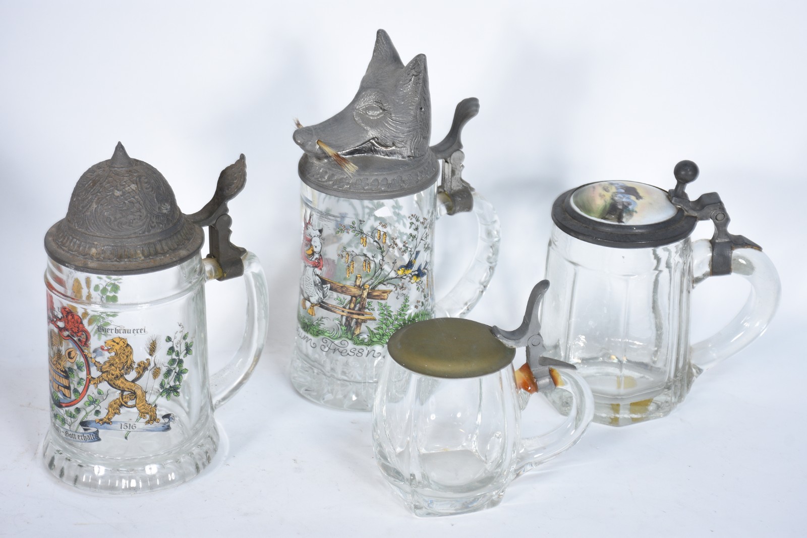 Quatro tankards diversos de cristal/vidro com tampas de metal... - foto 2 de 8