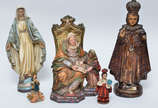 Cinco imagens diversas, sendo 3 de gesso policr... - Cinco imagens diversas, sendo 3 de gesso policromado repres. SantAna (29 cm); Nossa Senhora e Menino Jesus de Praga (alt. 33 cm) e 2 de resina (...