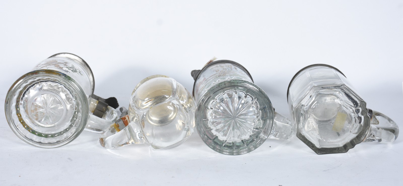 Quatro tankards diversos de cristal/vidro com tampas de metal... - foto 4 de 8