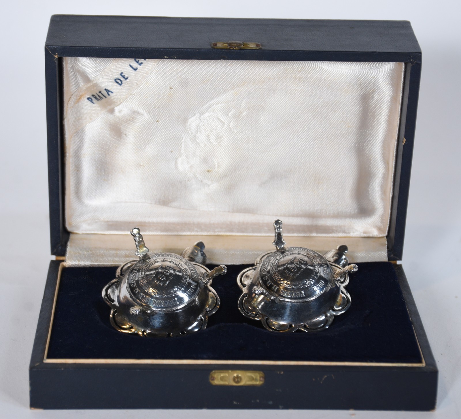 Par de cinzeiros para braço de sofá de prata com moedas de Pedro II... - foto 2 de 6