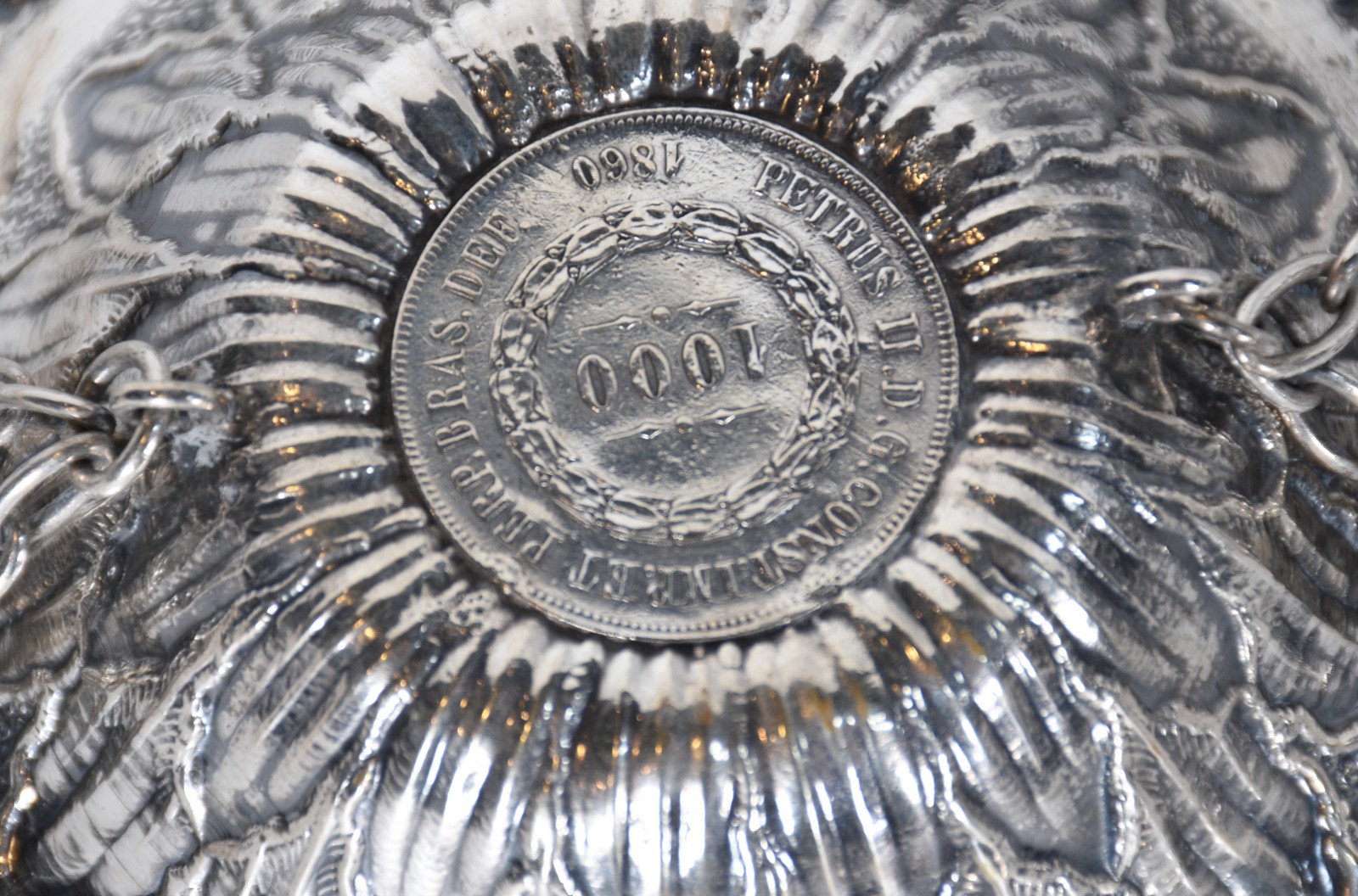 Par de cinzeiros para braço de sofá de prata com moedas de Pedro II... - foto 5 de 6