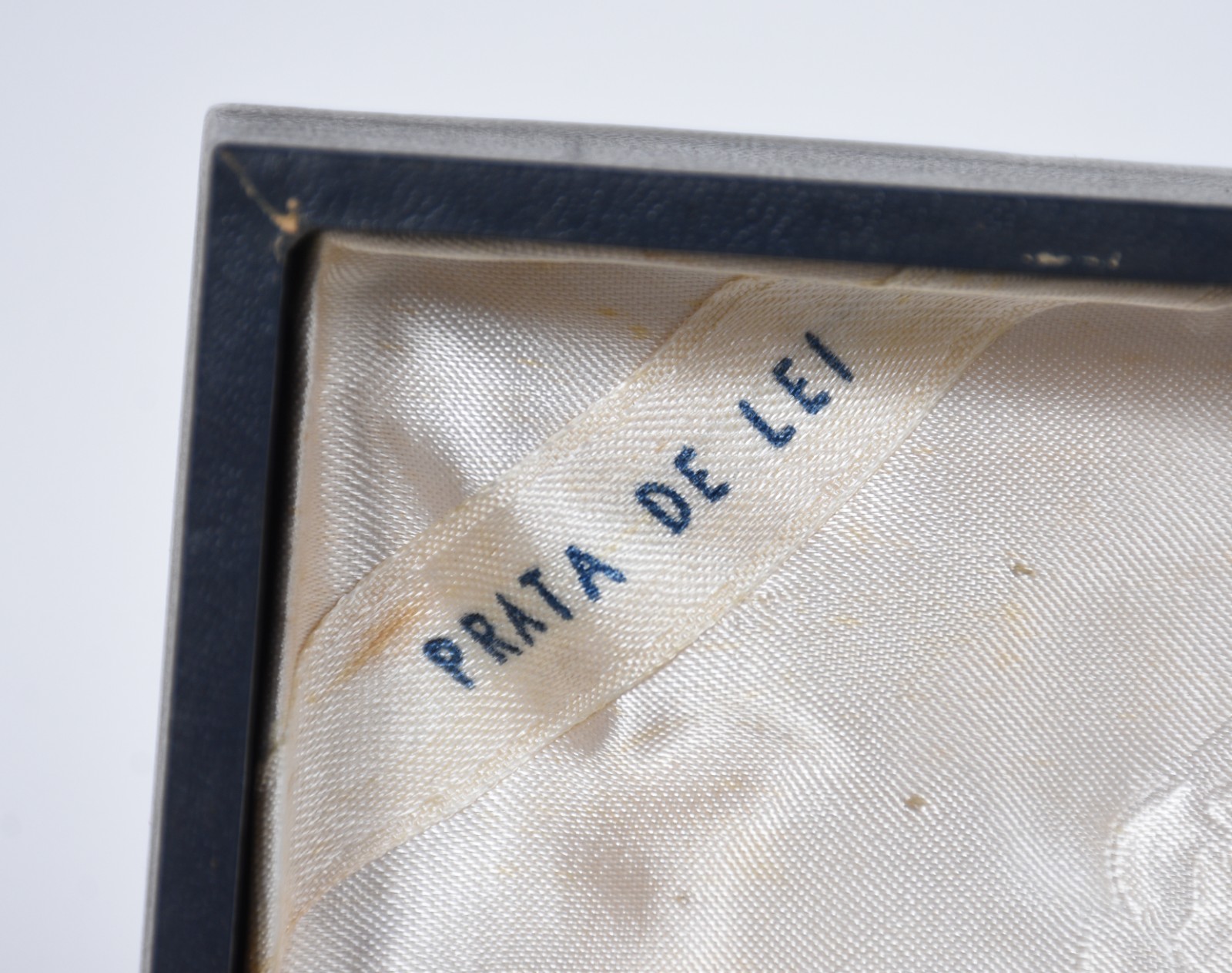 Par de cinzeiros para braço de sofá de prata com moedas de Pedro II... - foto 6 de 6