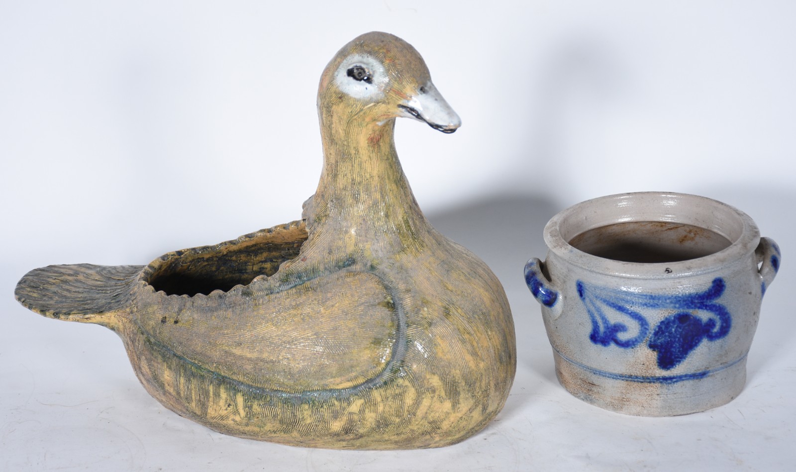Duas peças de cerâmica policromada, sendo: escultura na forma de pato... - foto 1 de 3
