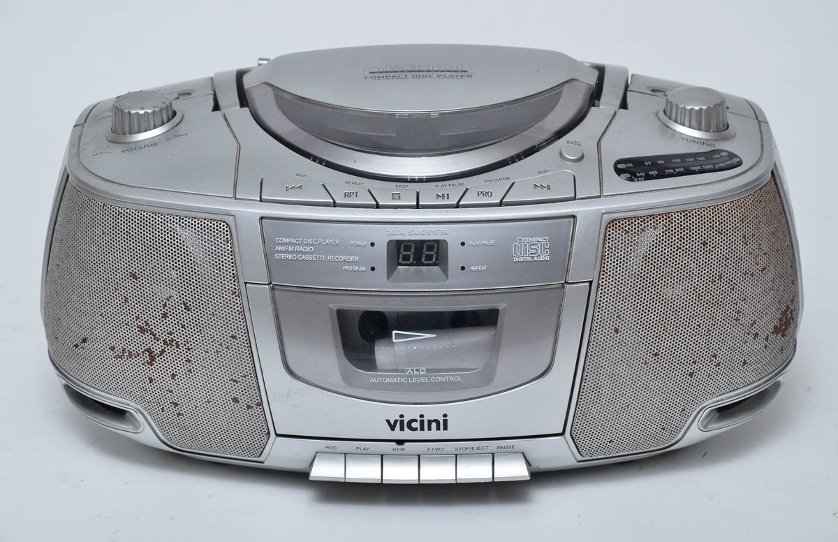 Aparelho de cd/ cassette e radio VICINI, acompanham 20 cds diversos.
