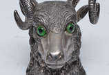 Estatueta de bronze espessurado a prata repres.... - Estatueta de bronze espessurado a prata repres. Cabeça de carneiro, olhos de vidro, alt. 13 cm.