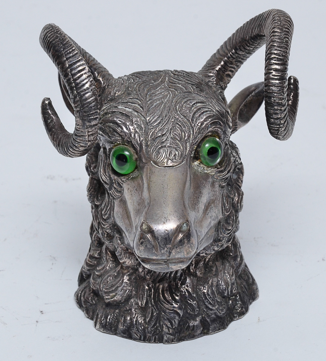 Estatueta de bronze espessurado a prata repres. Cabeça de carneiro...