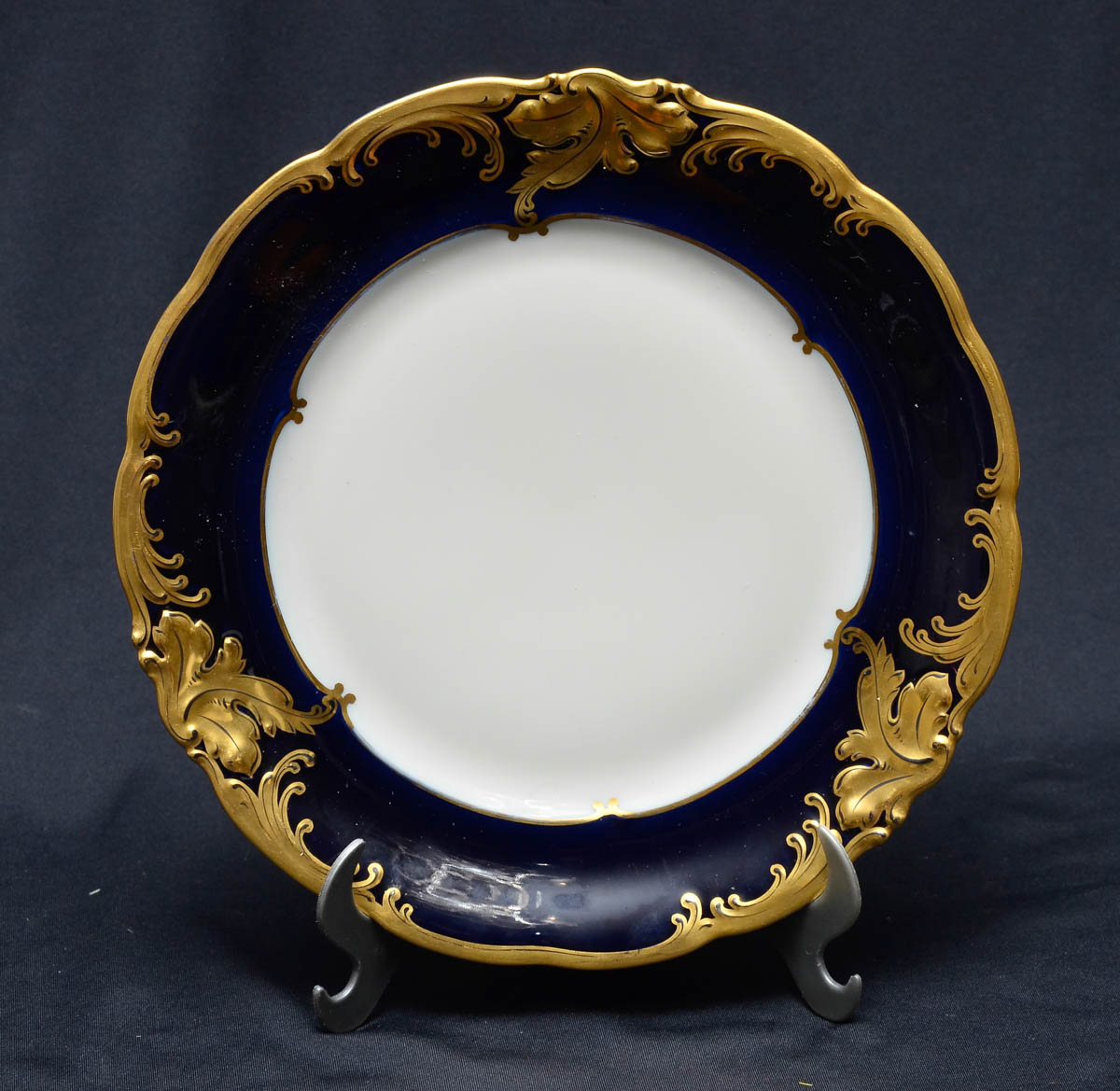 Prato de porcelana nas cores preto e dourado KPM.