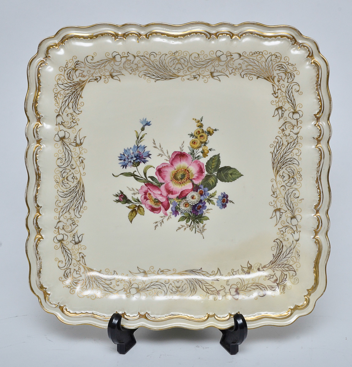 Bandeja de porcelana Rozenthal com flores em policromia ao centro...