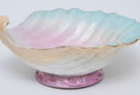 Bowl de porcelana européia multicor na forma de... - Bowl de porcelana européia multicor na forma de concha, marca na base. Med. 26 x 22 alt.10 cm.