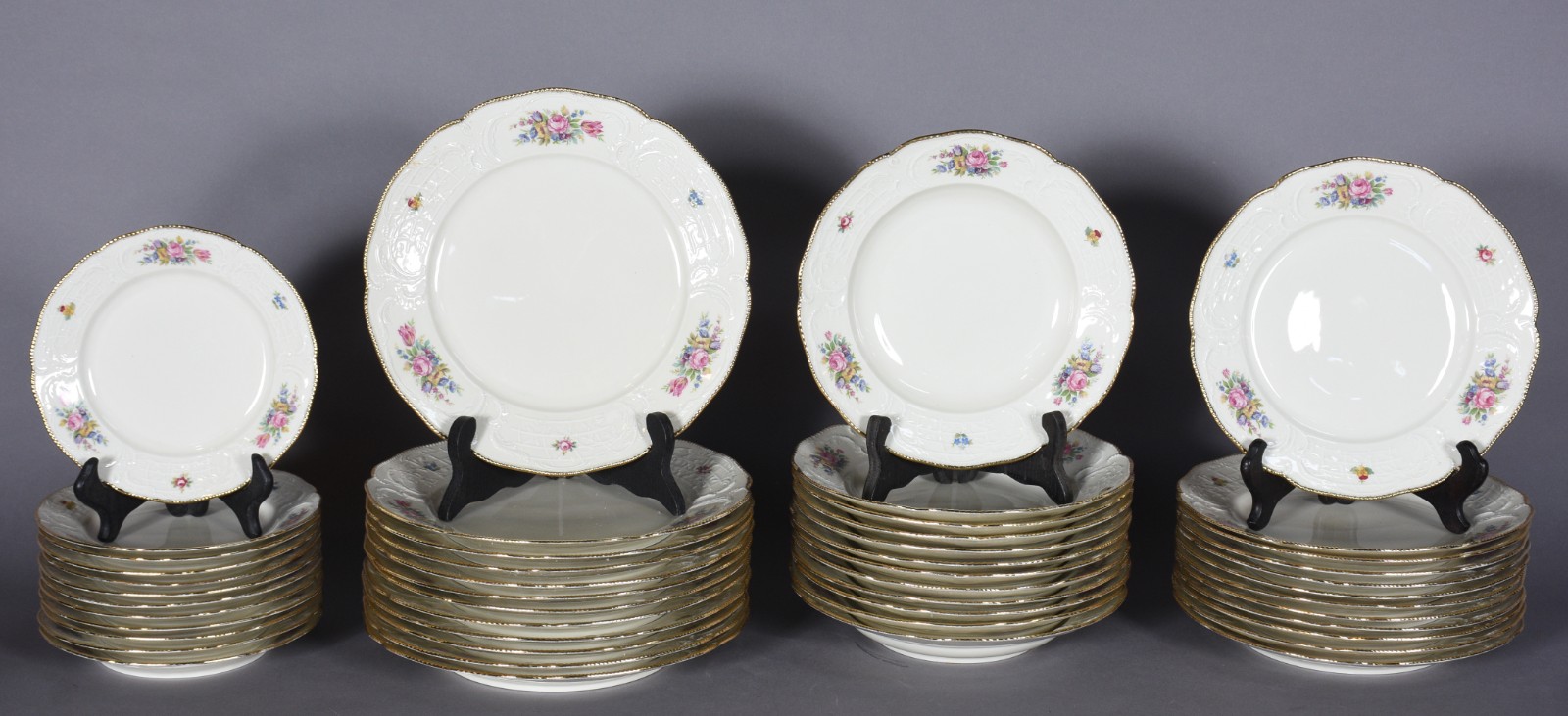 Aparelho de jantar de porcelana Rosenthal composto de: 12 pratos... - foto 3 de 11
