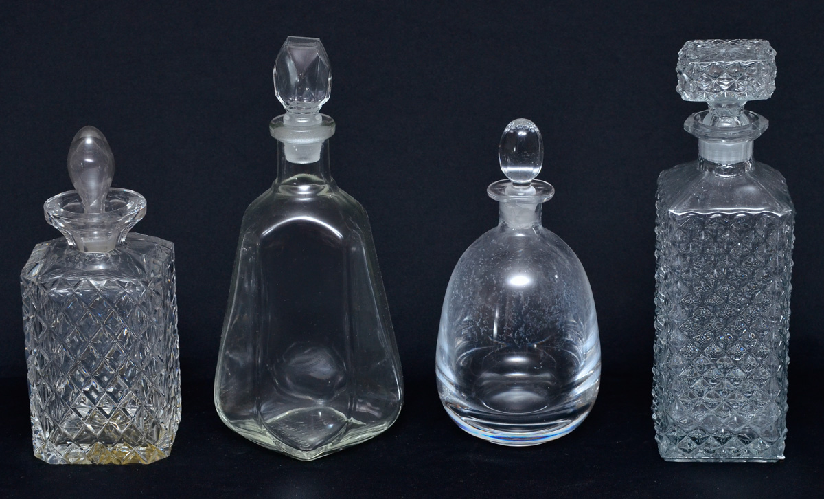 Quatro garrafas diversas de vidro (1 sem tampa). Alt. 15 e 26 cm.