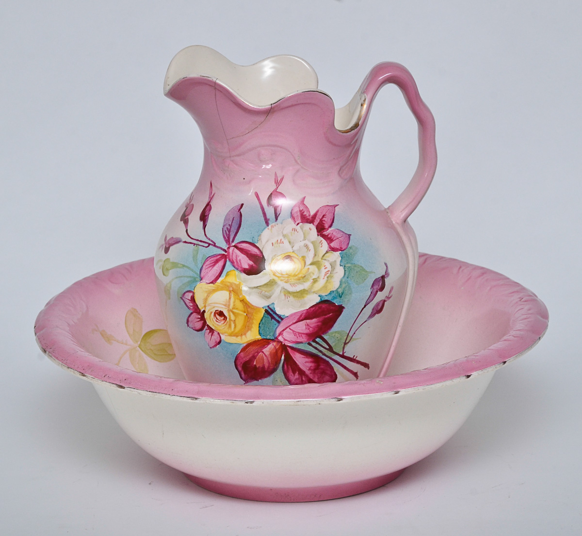 Jarra com bacia de faiança inglesa na cor rosa com flores em...
