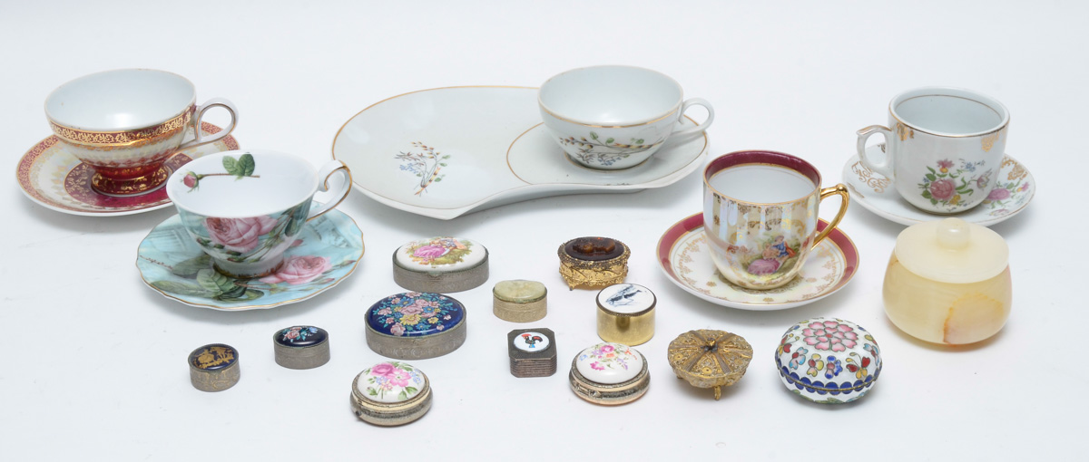 Diversas peças, sendo: 5 xícaras diversas de chá de porcelana e 13...