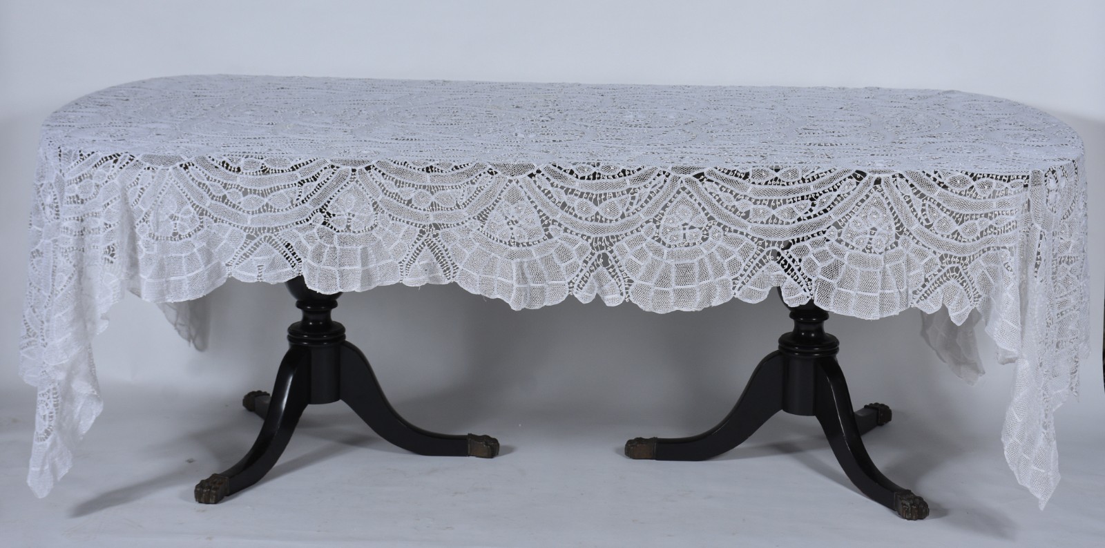 Toalha de mesa de renda branca. - foto 2 de 6