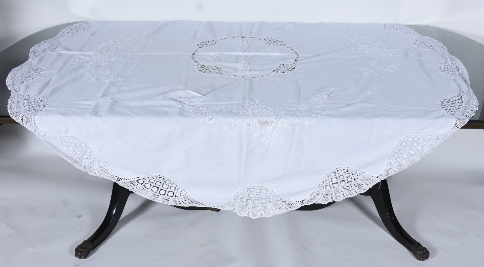 Toalha de mesa na cor branca com rendas e bordados. - foto 2 de 3