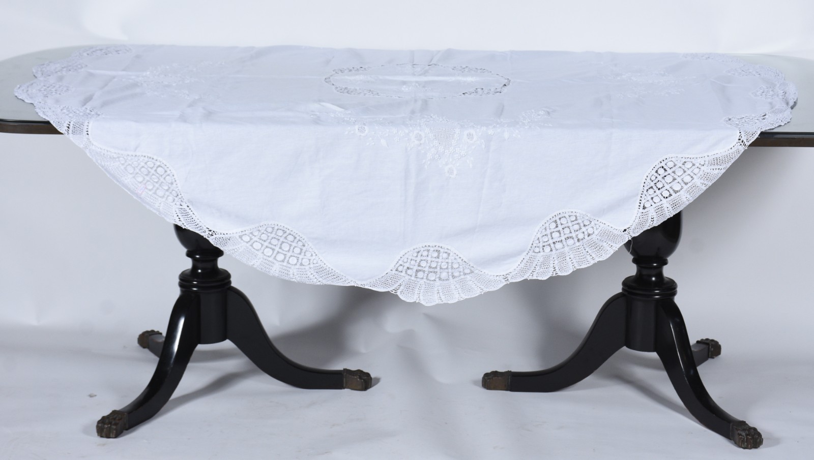 Toalha de mesa na cor branca com rendas e bordados. - foto 3 de 3