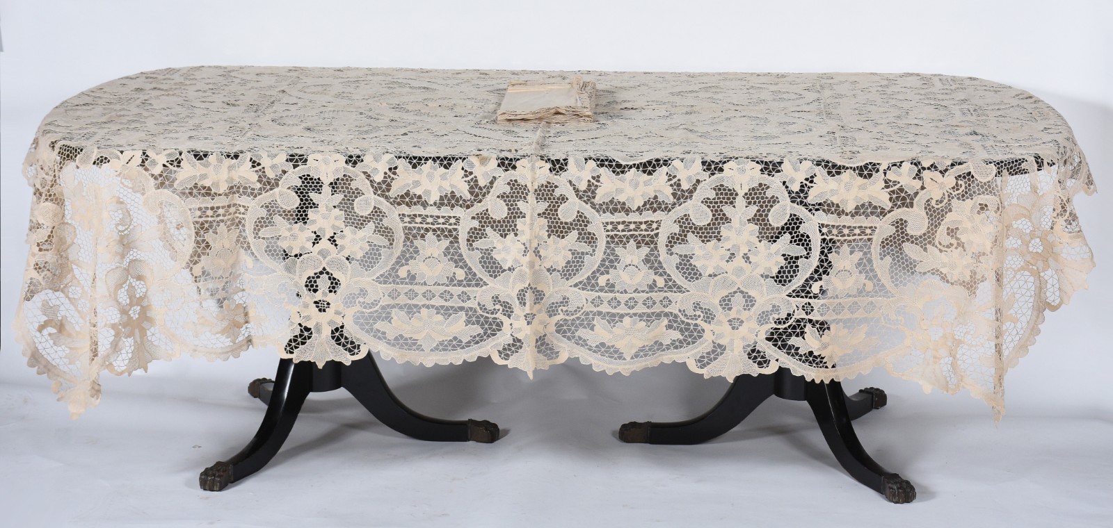 Toalha de mesa na cor bege ricamente trabalhada com bordados e... - foto 2 de 7