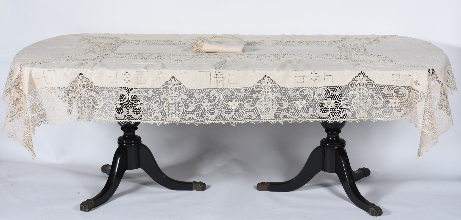 Toalha de mesa de linho e rendas na cor bege. Acompanham 12... - foto 2 de 7