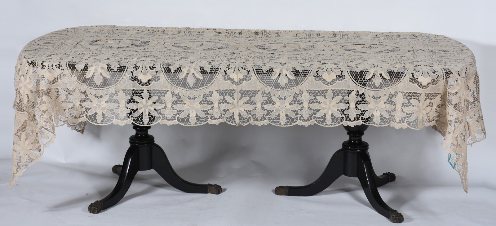 Toalha de mesa com rendas e bordados na cor bege. - foto 2 de 6