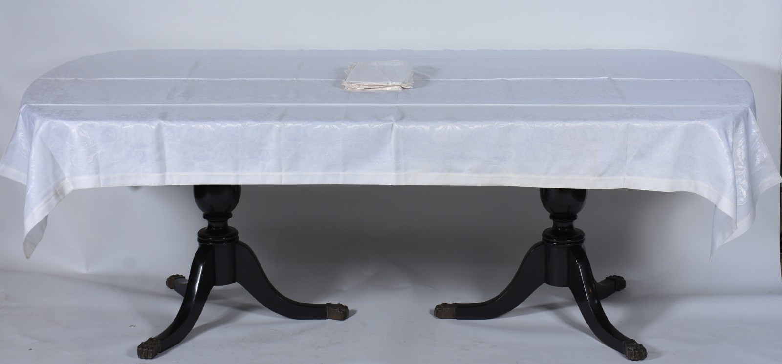 Toalha de mesa na cor branca adamascada com 12 guardanapos. (pequenas... - foto 1 de 4