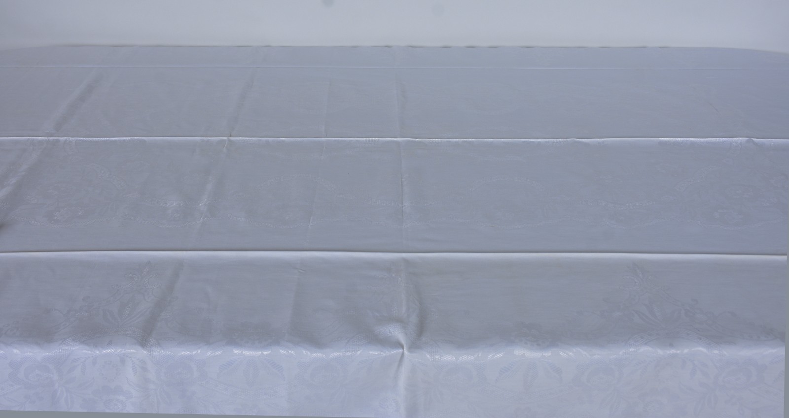 Toalha de mesa na cor branca adamascada com 12 guardanapos. (pequenas... - foto 2 de 4