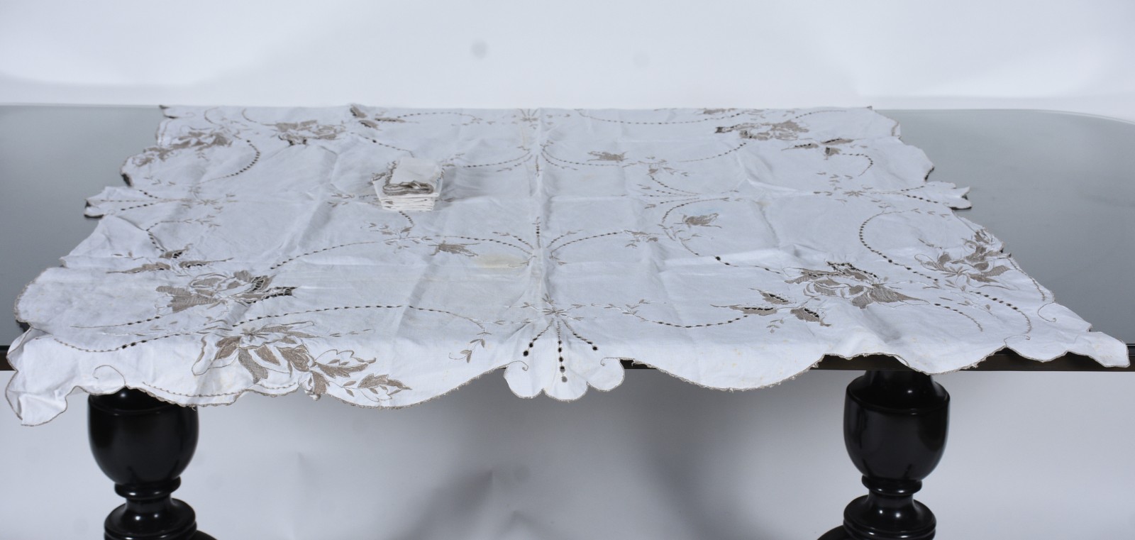 Toalha de mesa em linho da Ilha da Madeira com bordados e 6... - foto 2 de 8