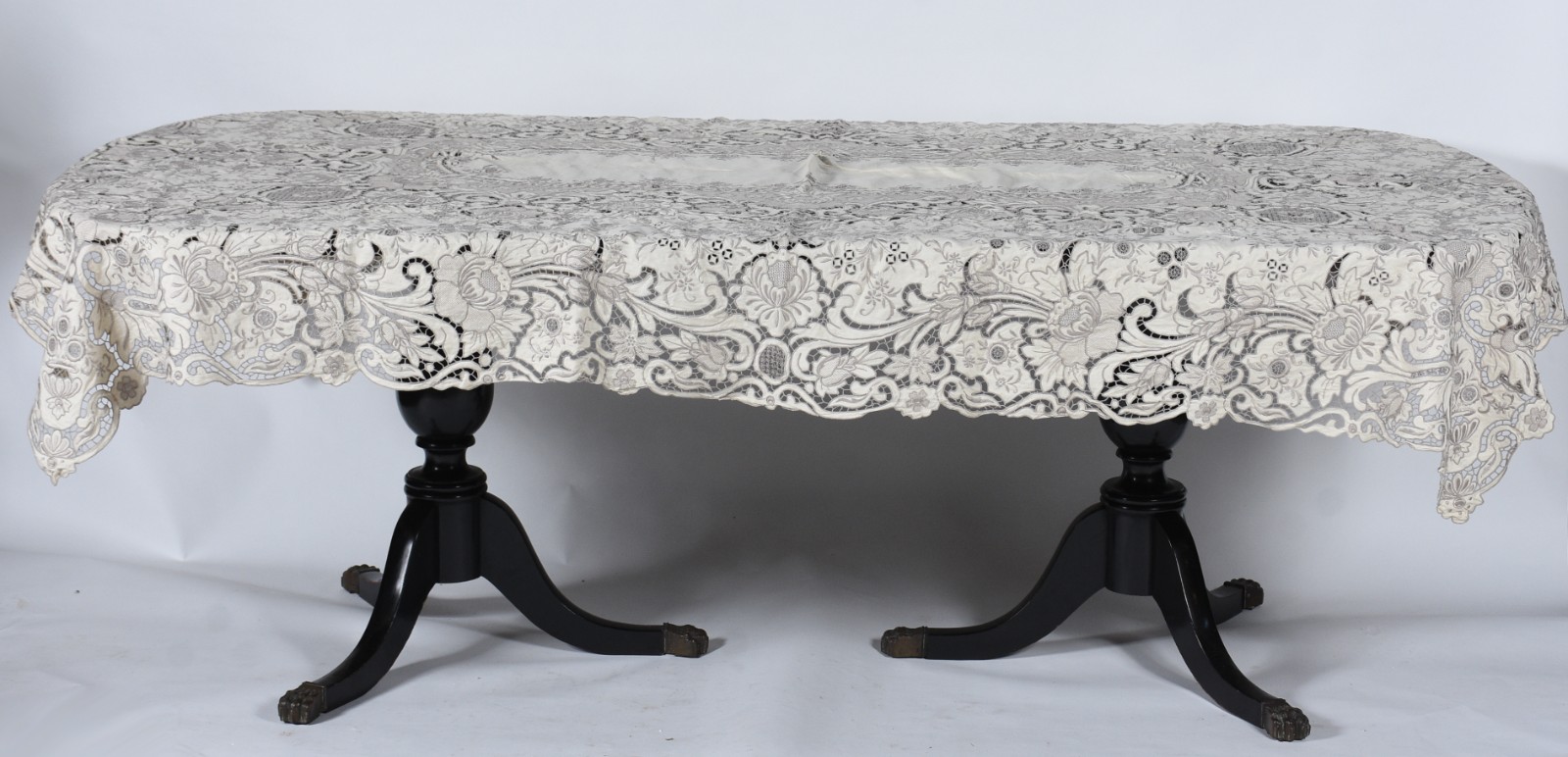 Toalha de mesa de linho bege com renda e bordados da Ilha da Madeira. - foto 2 de 4