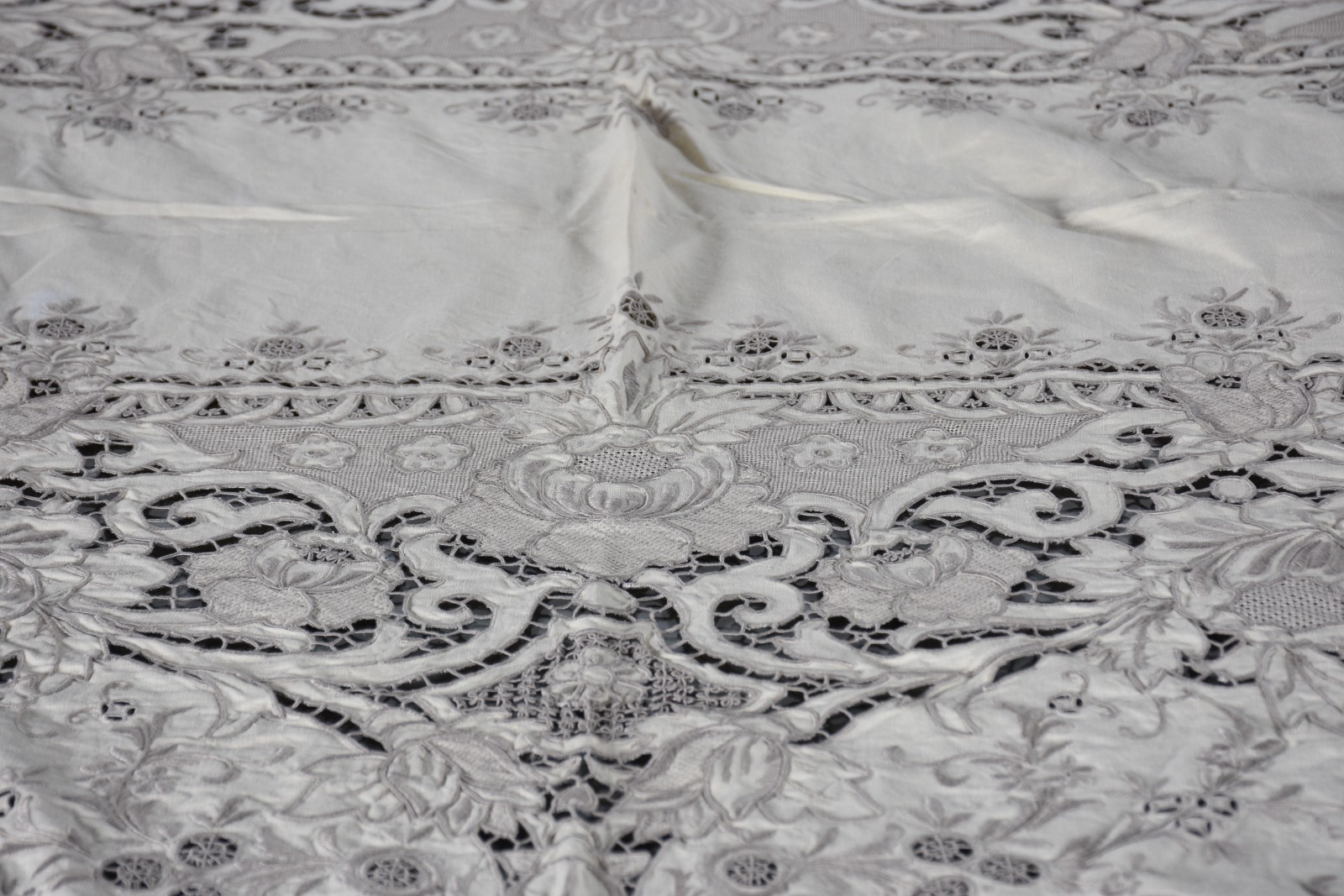 Toalha de mesa de linho bege com renda e bordados da Ilha da Madeira. - foto 4 de 4