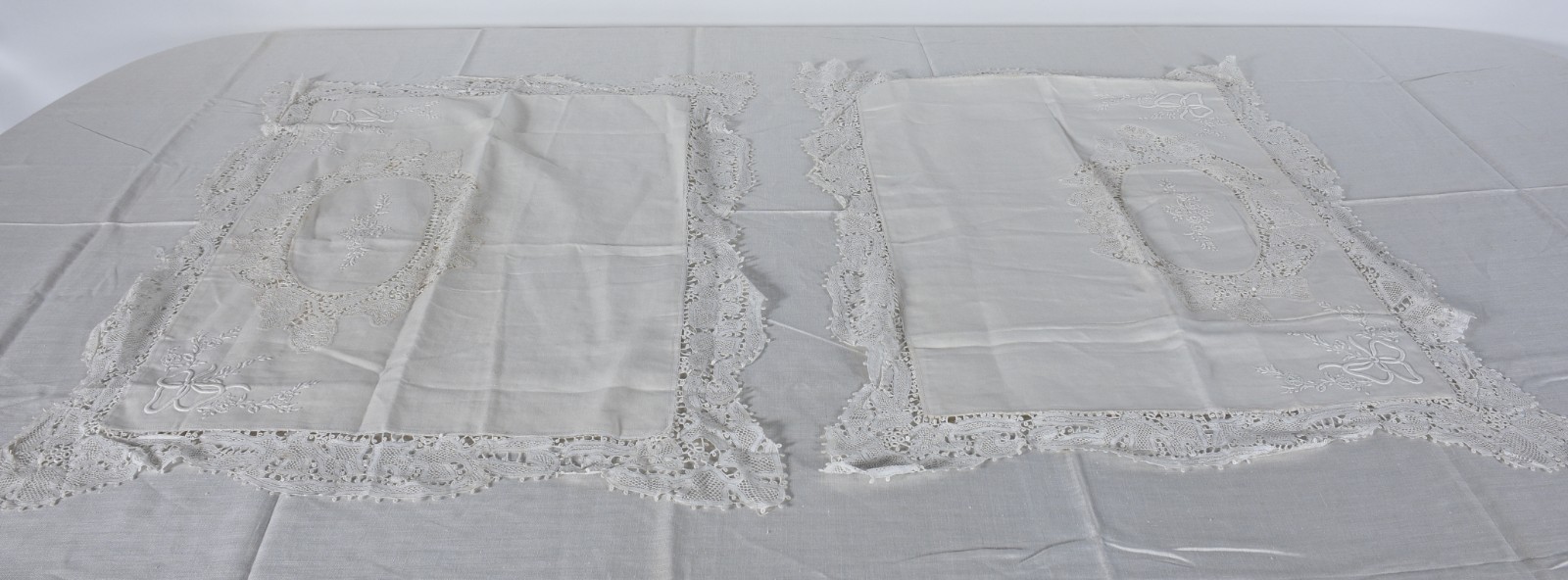 Lençol na cor branca com detalhes em renda e bordados, acompanha 2... - foto 3 de 8