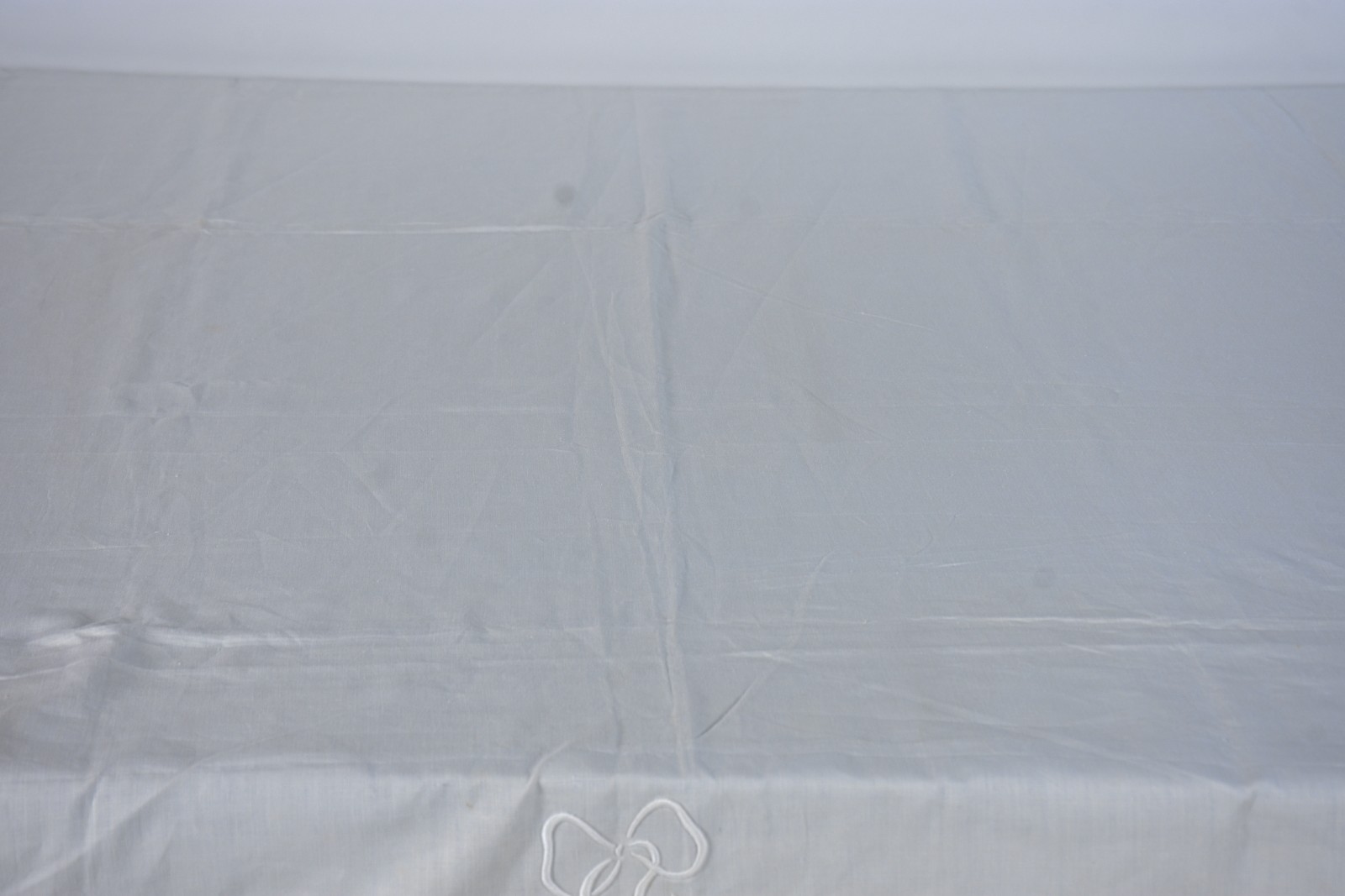Lençol na cor branca com detalhes em renda e bordados, acompanha 2... - foto 4 de 8