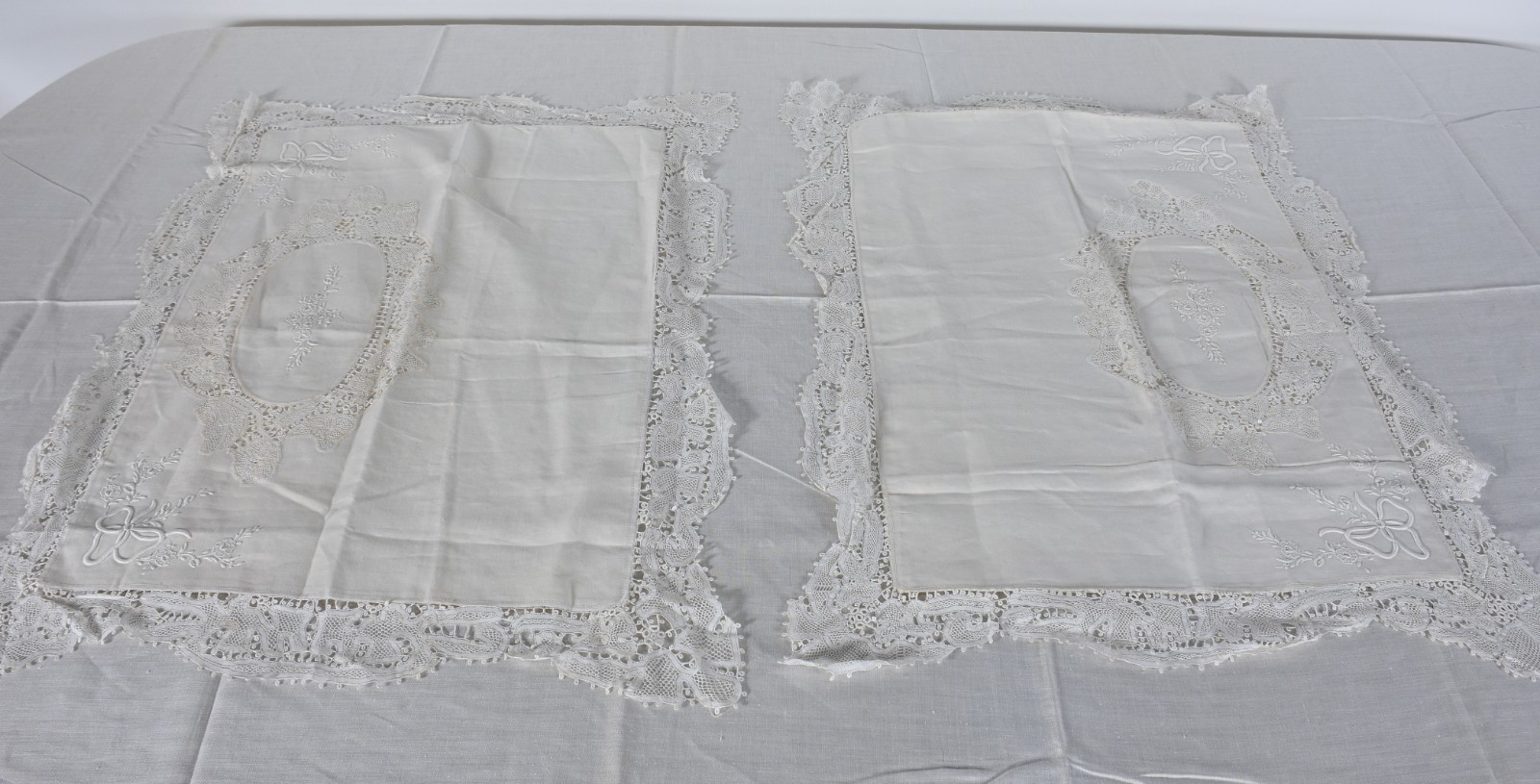 Lençol na cor branca com detalhes em renda e bordados, acompanha 2... - foto 6 de 8