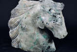 Escultura de esmeralda bruta, representando cav... - Escultura de esmeralda bruta, representando cavalo. Alt. 20 cm.