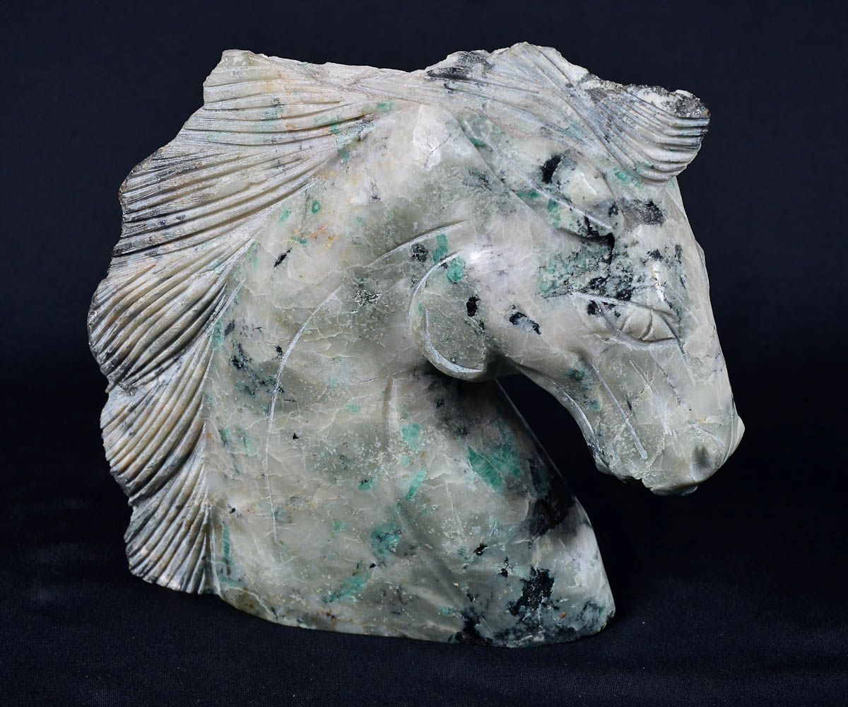 Escultura de esmeralda bruta, representando cavalo. Alt. 20 cm.