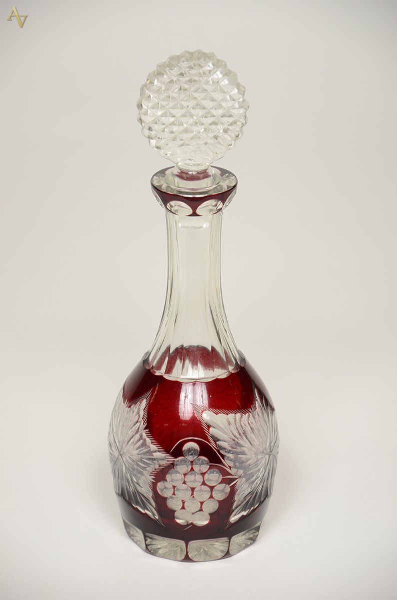 Garrafa de cristal lapidado doublé rubi. Altura 34 cm.