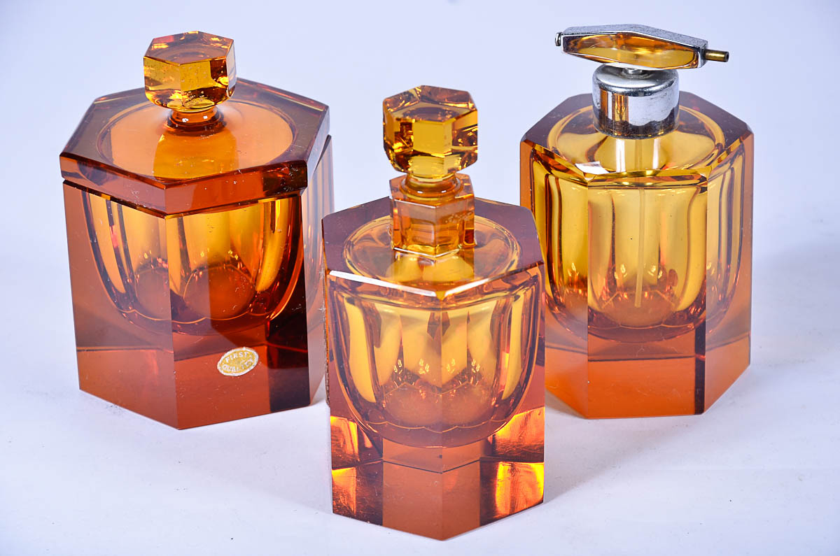 Conjunto para toilette de cristal tcheco MOSER, na cor ambar, feitio...