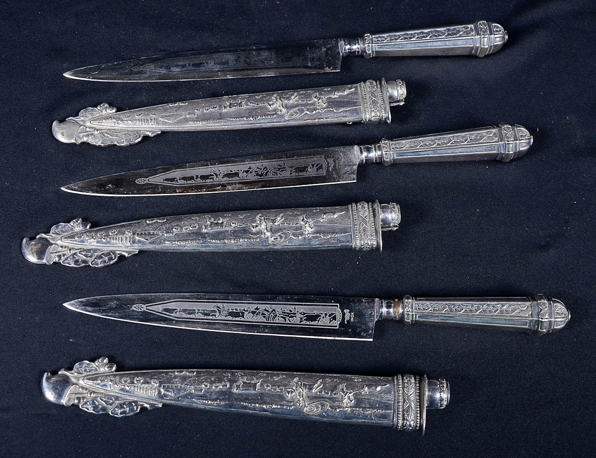 Conjunto de três facas gaúchas de metal prateado com bainhas...