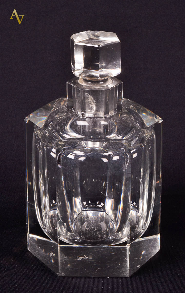 Pequena licoreira de cristal tcheco MOSER, marcada na base. Alt. 17...