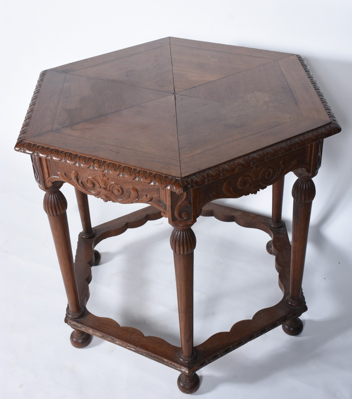 Mesa de madeira nobre feitio oitavado, saia entalhada, pernas... - foto 1 de 11