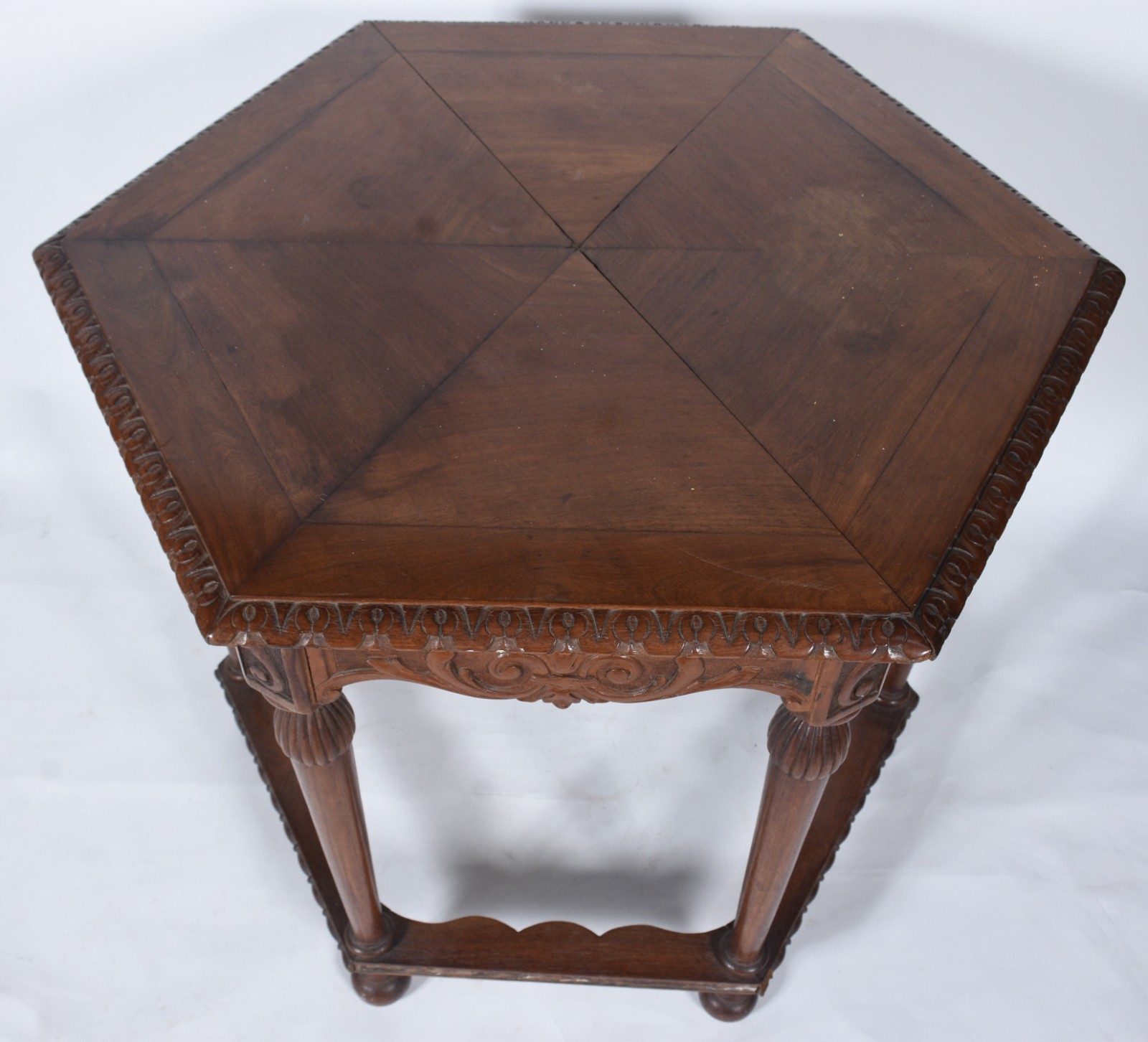 Mesa de madeira nobre feitio oitavado, saia entalhada, pernas... - foto 3 de 11