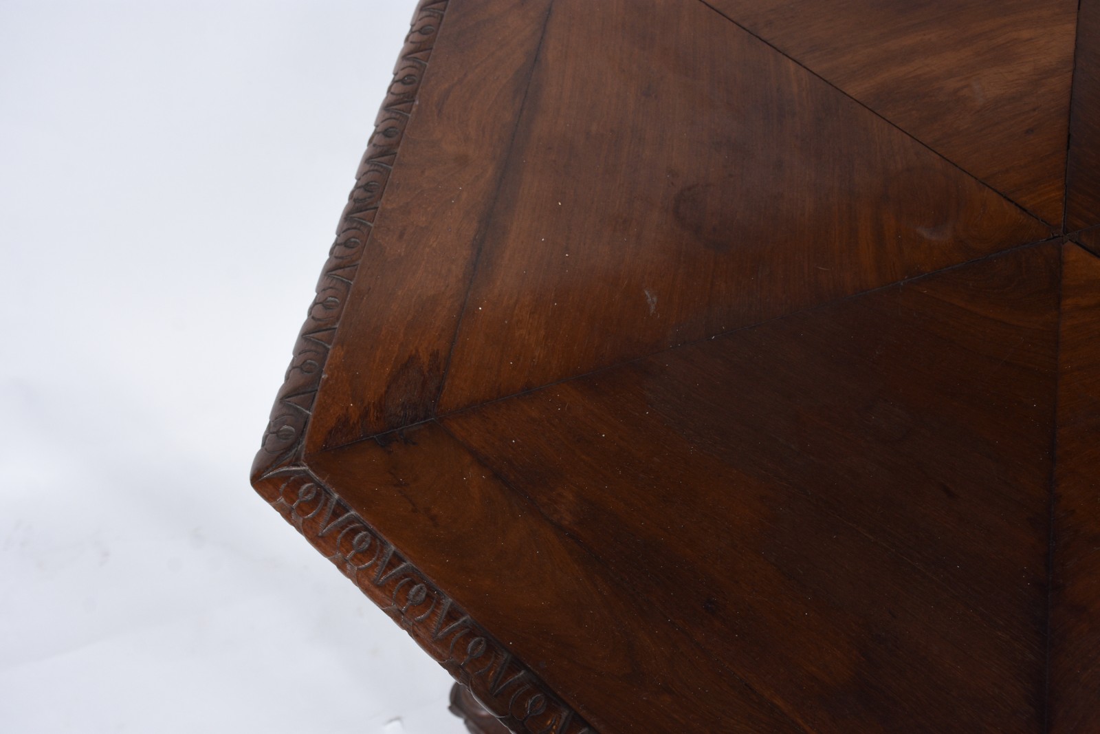Mesa de madeira nobre feitio oitavado, saia entalhada, pernas... - foto 5 de 11