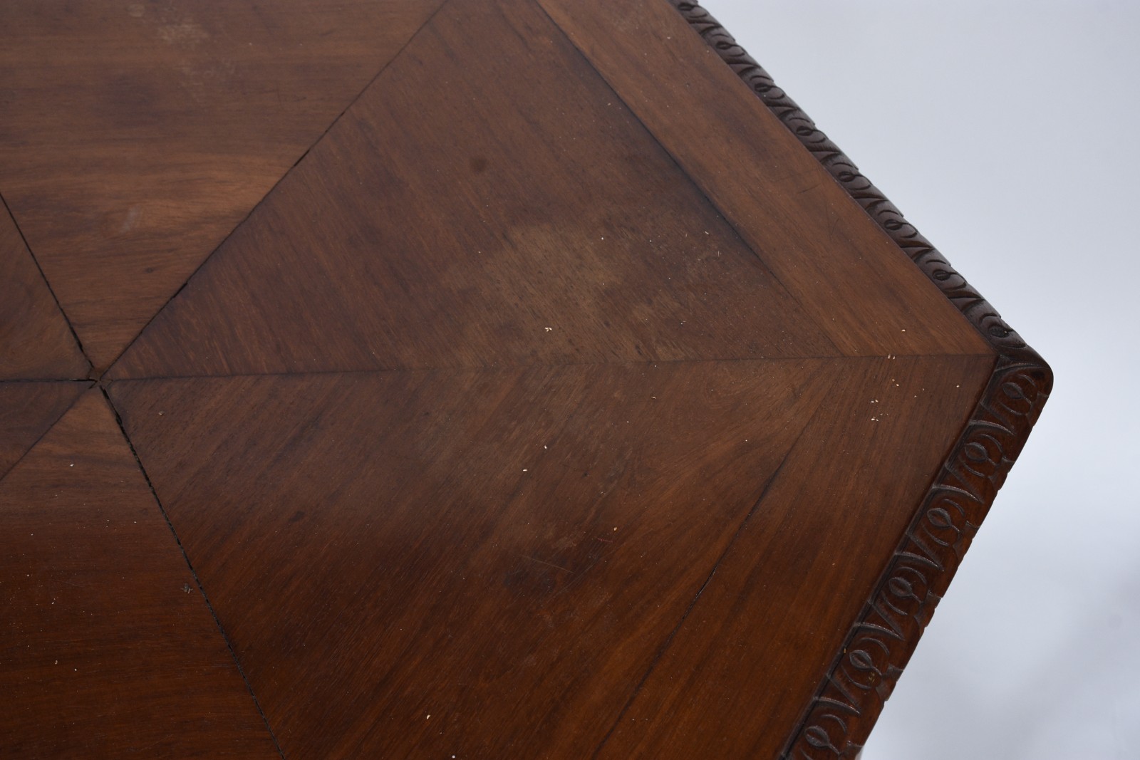 Mesa de madeira nobre feitio oitavado, saia entalhada, pernas... - foto 6 de 11