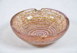 Barovier & Toso. Bowl em vidro de murano, co do... - Barovier & Toso. Bowl em vidro de murano, co dois sulcos. Decorado com murrine em lattimo e cobre. Diam. 14 cm - alt. 5 cm.