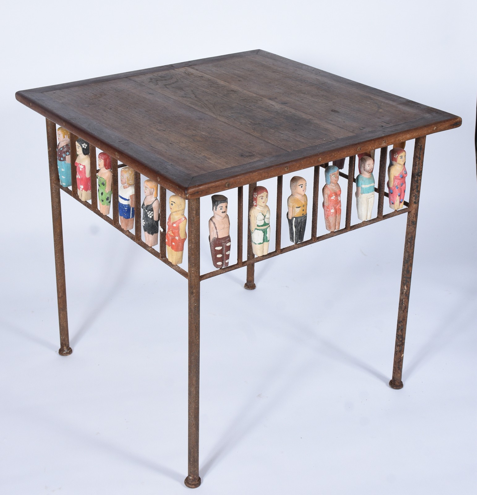 Mesa com base de metal (oxidado) tampo de madeira, saia com arte... - foto 1 de 11