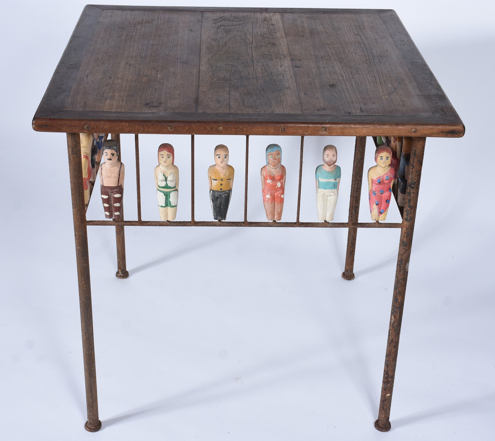 Mesa com base de metal (oxidado) tampo de madeira, saia com arte... - foto 2 de 11