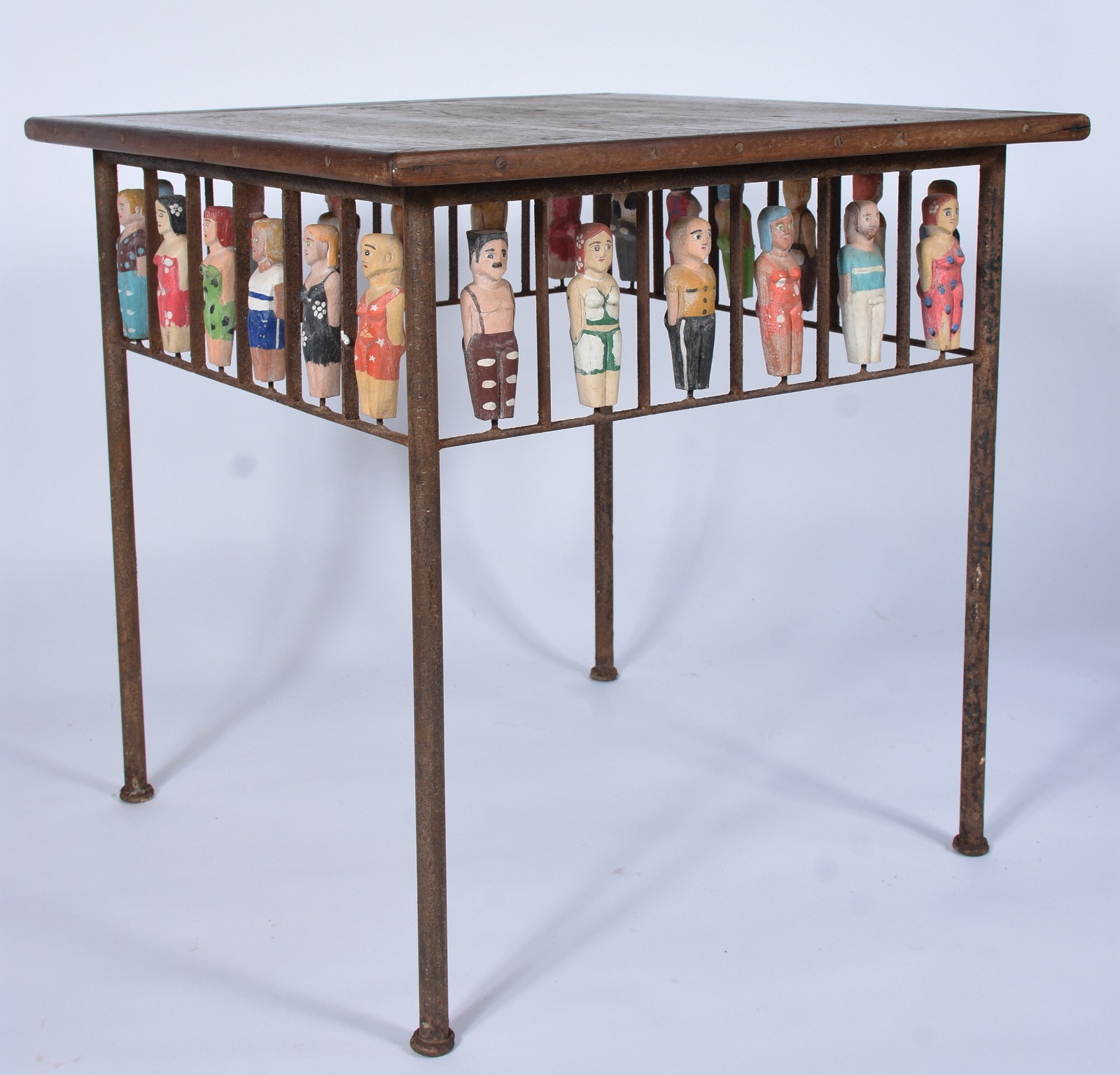 Mesa com base de metal (oxidado) tampo de madeira, saia com arte... - foto 3 de 11